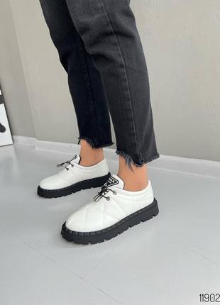Белые кожаные стеганные туфли оксфорды на шнурках шнуровке толстой черной подошве4 фото