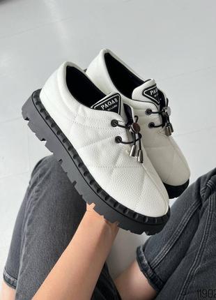 Белые кожаные стеганные туфли оксфорды на шнурках шнуровке толстой черной подошве10 фото