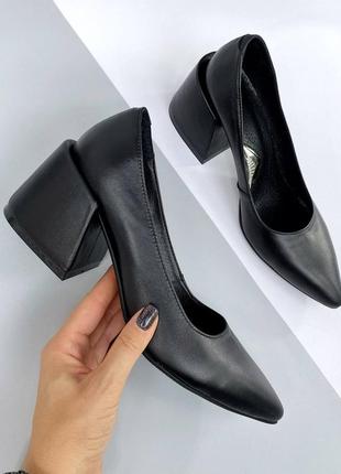 Натуральные кожаные черные туфли с острым носом на невысоких каблуках1 фото