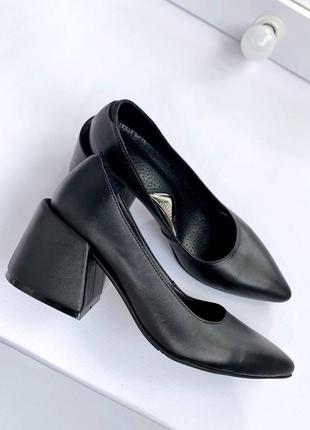 Натуральные кожаные черные туфли с острым носом на невысоких каблуках2 фото