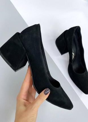 Натуральные замшевые черные туфли с острым носом на невысоких каблуках7 фото