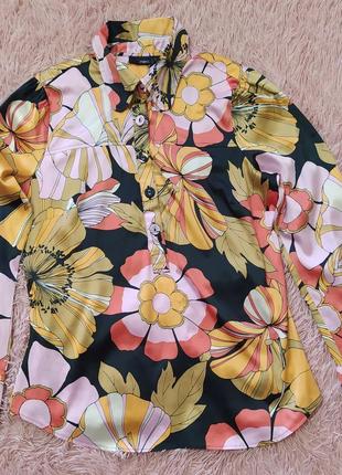 Блузка приталеная с цветочным принтом