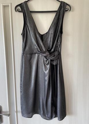 Сукня чорного кольору з металевим блиском на запах