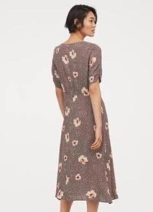 Сукня з v-вирізом і квітковим візерунком на ґудзиках h&m.