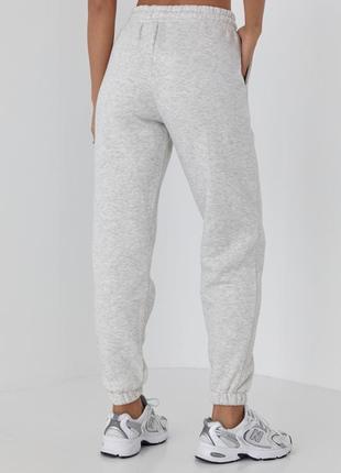 Трикотажные брюки-джоггеры с начесом светло-серый4 фото