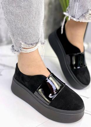 Натуральные замшевые черные туфли - лоферы с лакированной вставкой на повышенной подошве