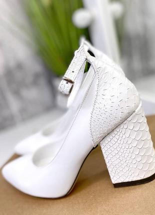 Натуральные кожаные белые туфли питон с острым носом на каблуке10 фото