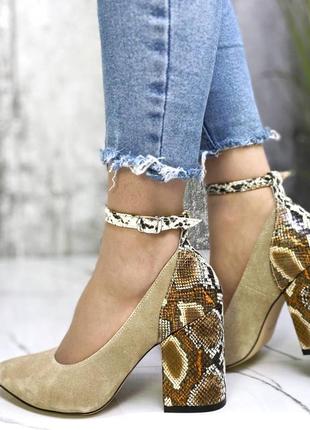 Натуральні замшеві та шкіряні бежеві туфлі пітон з гострим носом на підборах
