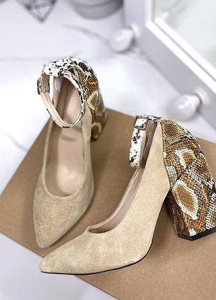 Натуральні замшеві та шкіряні бежеві туфлі пітон з гострим носом на підборах