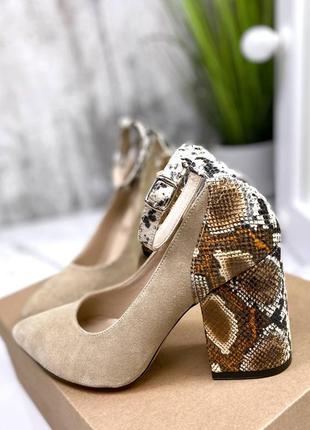 Натуральні замшеві та шкіряні бежеві туфлі пітон з гострим носом на підборах