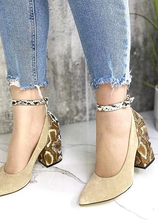 Натуральні замшеві та шкіряні бежеві туфлі пітон з гострим носом на підборах