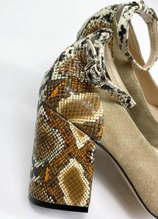 Натуральні замшеві та шкіряні бежеві туфлі пітон з гострим носом на підборах