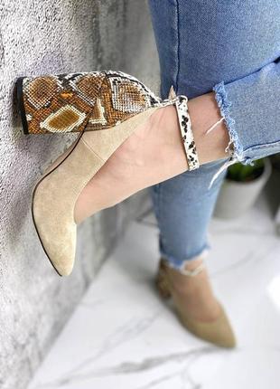Натуральні замшеві та шкіряні бежеві туфлі пітон з гострим носом на підборах