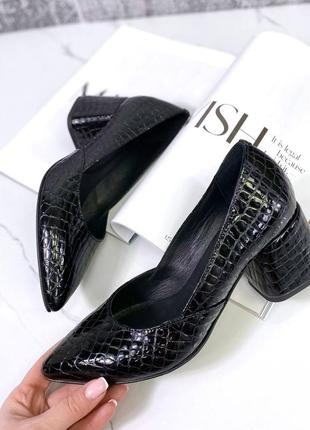 Натуральные кожаные лакированные черные туфли питон с острым носом на невысоких каблуках