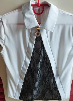 Біла блуза з чорною мереживною вставкою1 фото