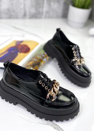 Натуральні шкіряні лаковані чорні туфлі - лофери декоровані ланцюжком3 фото