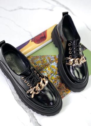 Натуральні шкіряні лаковані чорні туфлі - лофери декоровані ланцюжком4 фото