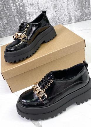 Натуральні шкіряні лаковані чорні туфлі - лофери декоровані ланцюжком2 фото