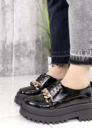 Натуральні шкіряні лаковані чорні туфлі - лофери декоровані ланцюжком5 фото