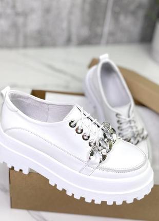 Натуральні шкіряні білі туфлі - лофери декоровані ланцюжком на шнурівці5 фото
