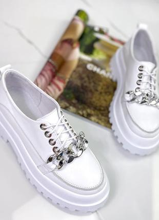 Натуральні шкіряні білі туфлі - лофери декоровані ланцюжком на шнурівці3 фото