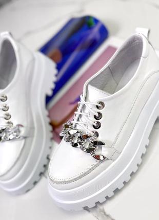 Натуральні шкіряні білі туфлі - лофери декоровані ланцюжком на шнурівці2 фото