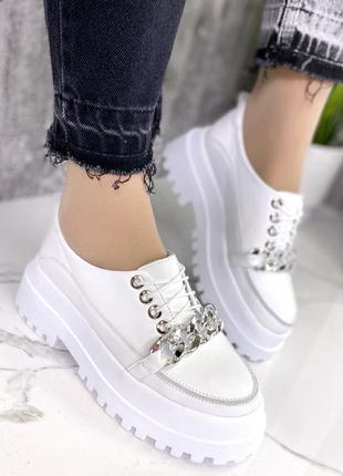 Натуральні шкіряні білі туфлі - лофери декоровані ланцюжком на шнурівці7 фото