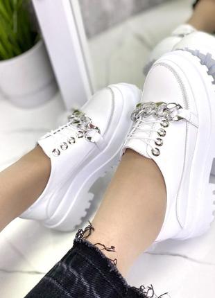 Натуральні шкіряні білі туфлі - лофери декоровані ланцюжком на шнурівці9 фото