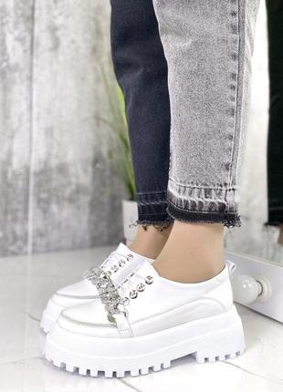 Натуральні шкіряні білі туфлі - лофери декоровані ланцюжком на шнурівці10 фото