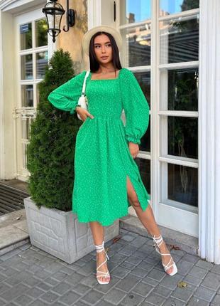 Зеленое миди платье с разрезом
