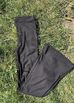 Чорні штани кльош у рубчик2 фото