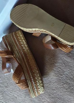 Трендові стильні зручні босоніжки сандалі на плетеній платформі5 фото