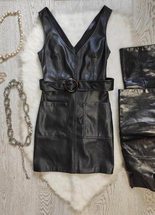 Черное короткое кожаное платье сарафан мини глубокое декольте поясом карманами bershka2 фото