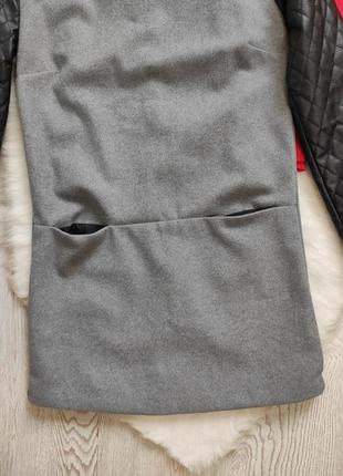 Теплое серое короткое платье черными кожаными рукавами черным воротником фетр плотное