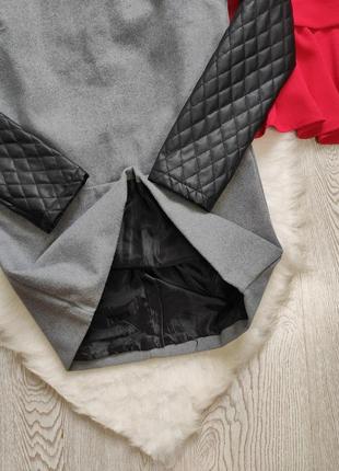 Теплое серое короткое платье черными кожаными рукавами черным воротником фетр плотное