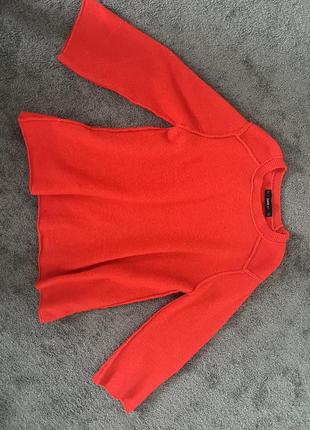 Ярко красный свитер оверсайз