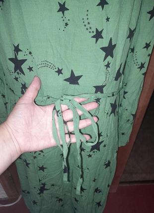 Стильное вискозное зеленое платье в звездах7 фото