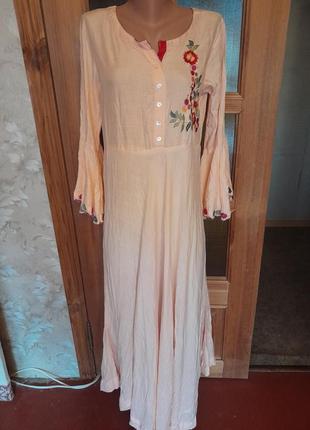 Длинное персиковое платье с вышивкой бохо