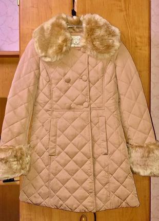 Стильное стеганое пальто с мехом xs-s3 фото