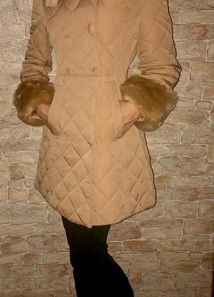 Стильное стеганое пальто с мехом xs-s8 фото