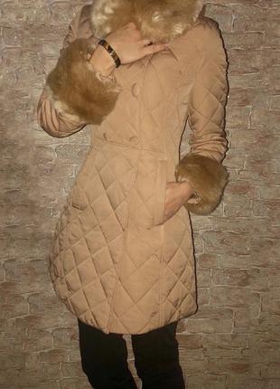 Стильное стеганое пальто с мехом xs-s2 фото