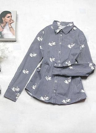 Роскошная рубашка в полосочку темно-синего цвета стильным принтом лебедями