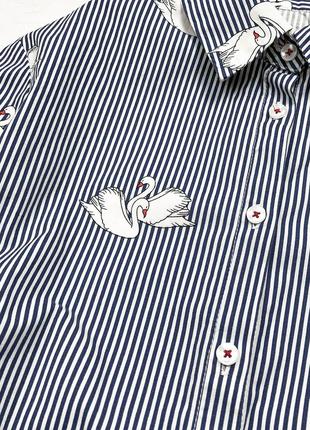 Розкішна сорочка у смужку темно-синього кольору стильним принтом лебедями