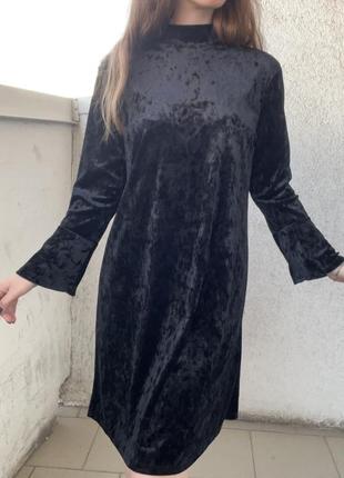 Черное платье бархатное с вырезом на спине и рукавами-баска5 фото