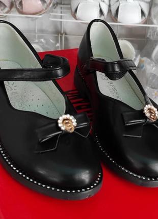 Школьные туфли для девочки на каблуке стразы практичные удобные