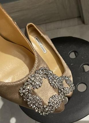 Manolo blahnik hangisi embellished satin pumps неймовірні атласні туфлі7 фото