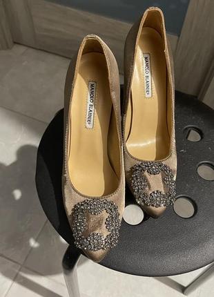 Manolo blahnik hangisi embellished satin pumps неймовірні атласні туфлі6 фото