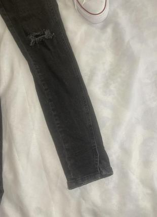 Рваные черные джинсы skinny by henry holland2 фото