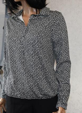 Дуже гарна блуза , чорного кольору з білими зірочками