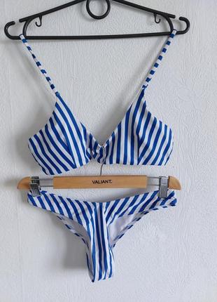 Стильный купальник в полоску